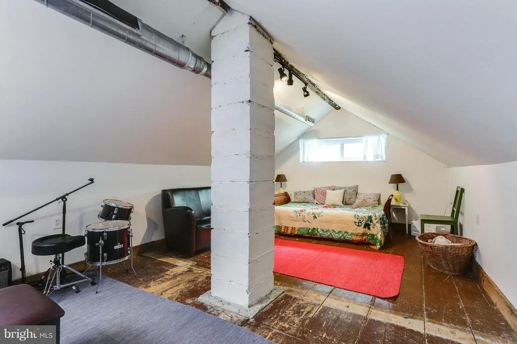 Photo of 828 WARREN ROAD