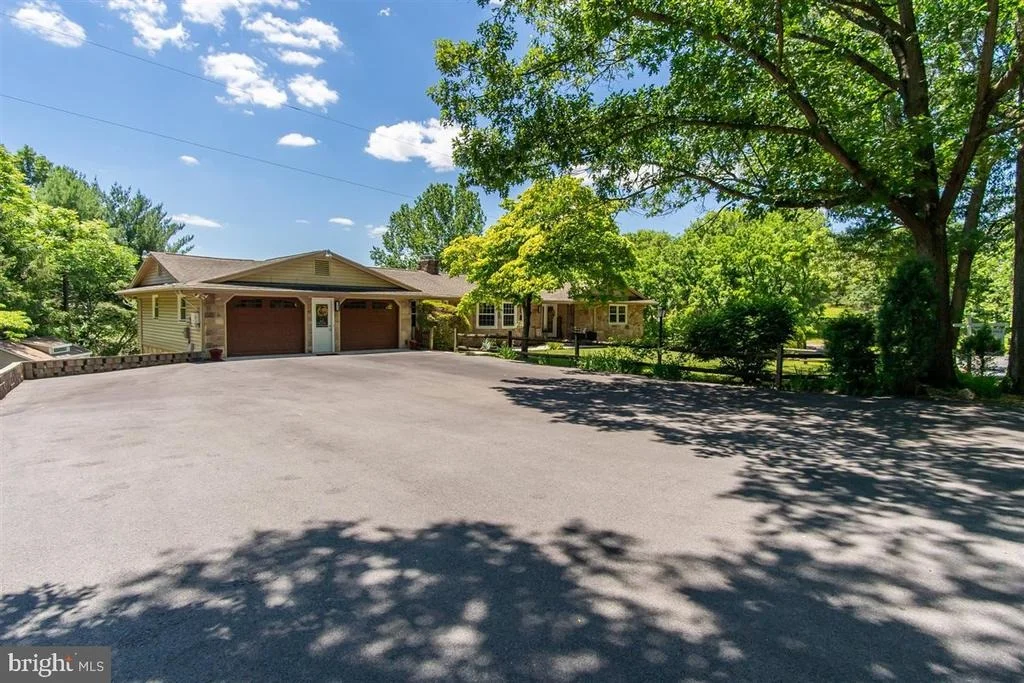 Photo of 1618 EAGLE SCHOOL ROAD
