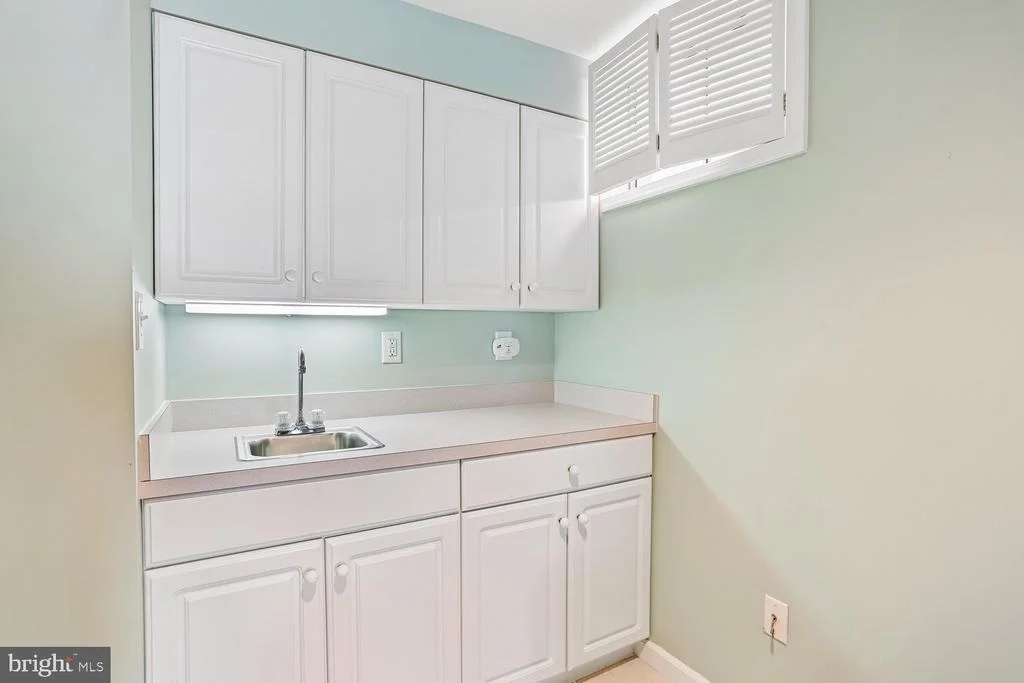 Photo of 465 TSCHIFFELY SQUARE ROAD