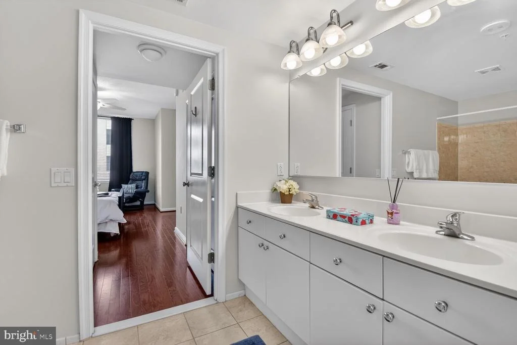 Photo of Unit 405 at 930 WAYNE AVENUE