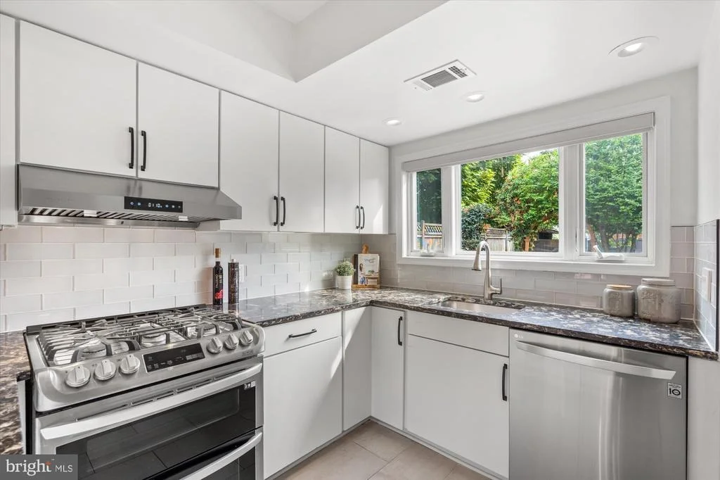 Photo of 1016 PENDLETON STREET