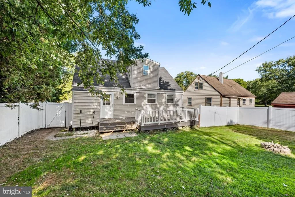 Photo of 825 CLIFFEDGE ROAD