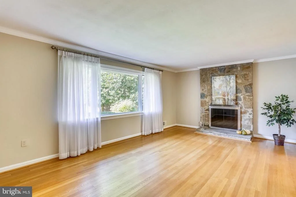 Photo of 19005 PLUMMER DRIVE