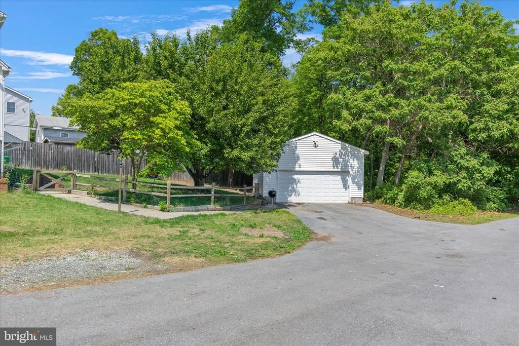 Photo of 7008 CONTEE ROAD