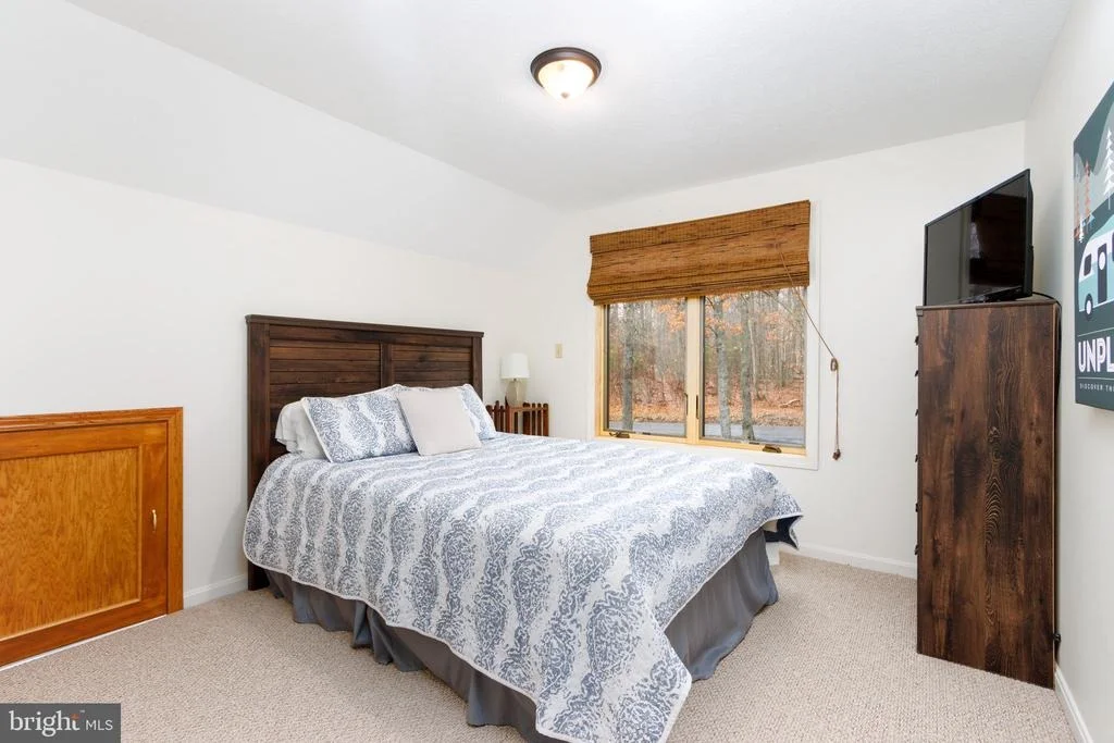 Photo of 925 PINE TREE POINT ROAD