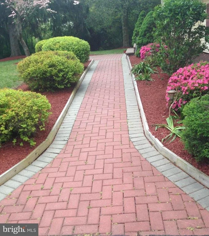 Photo of 6 JEFFREY LANE
