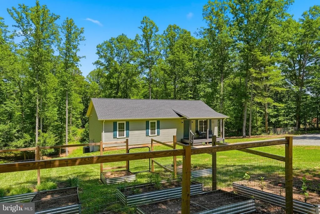 Photo of 898 SEVILLE RD.