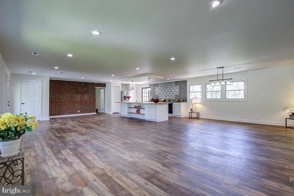 Photo of 8022 BOLIVAR ROAD