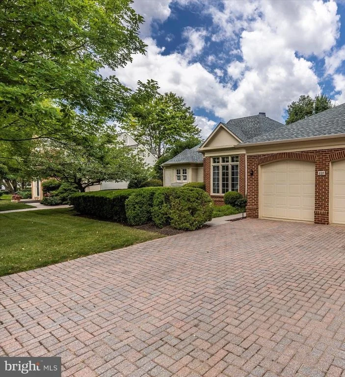 Photo of 827 DUNBROOKE COURT