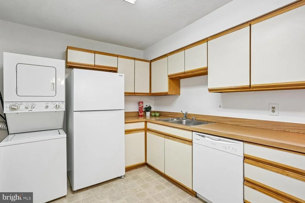 Photo of Unit 4702 at 15100 INTERLACHEN DRIVE