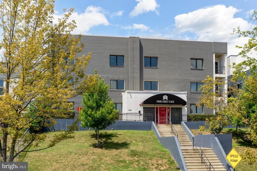Photo of Unit 6 at 1940 3RD STREET NE