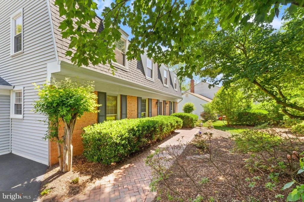 Photo of 2037 DURAND DRIVE