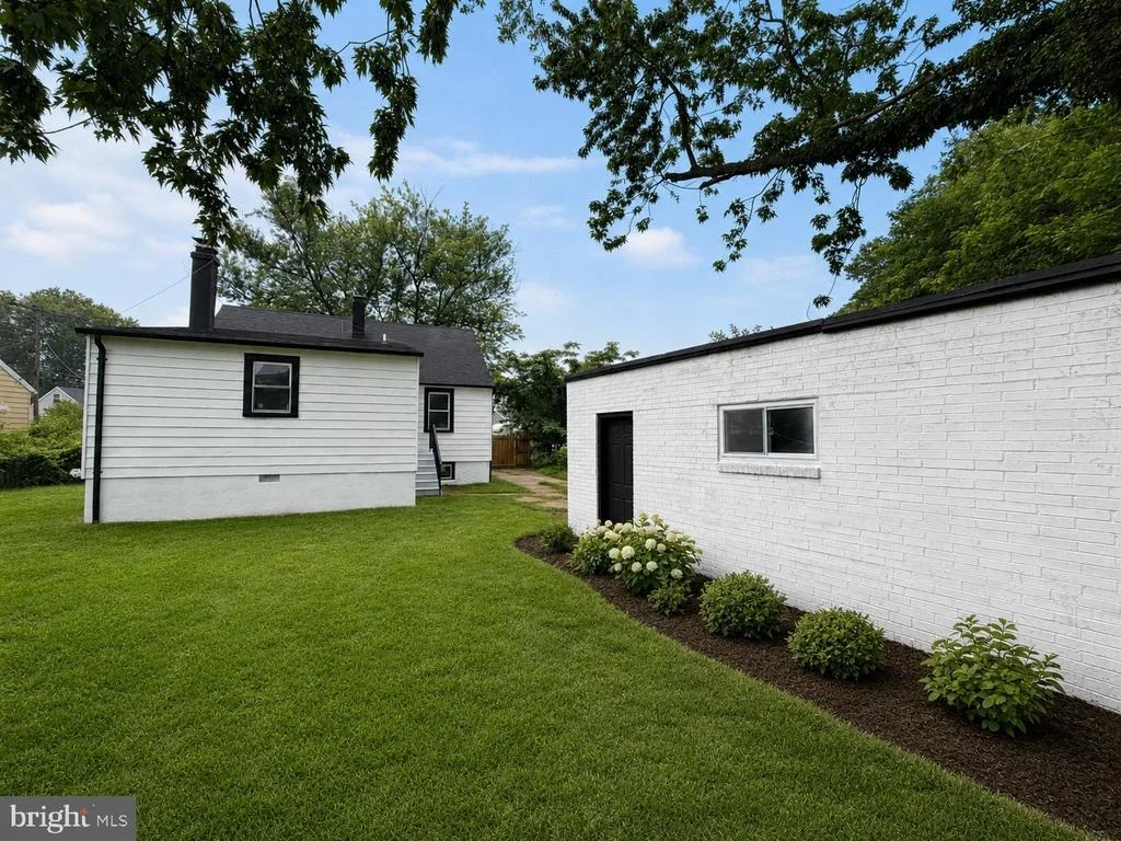 Photo of 7430 SCHOOL LANE
