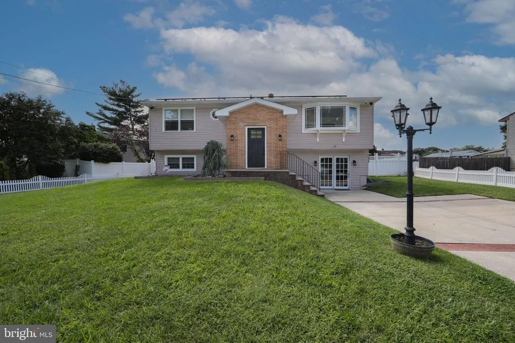 Photo of 787 LANCING ROAD