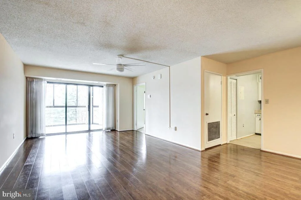 Photo of Unit 1422 at 15101 INTERLACHEN DRIVE