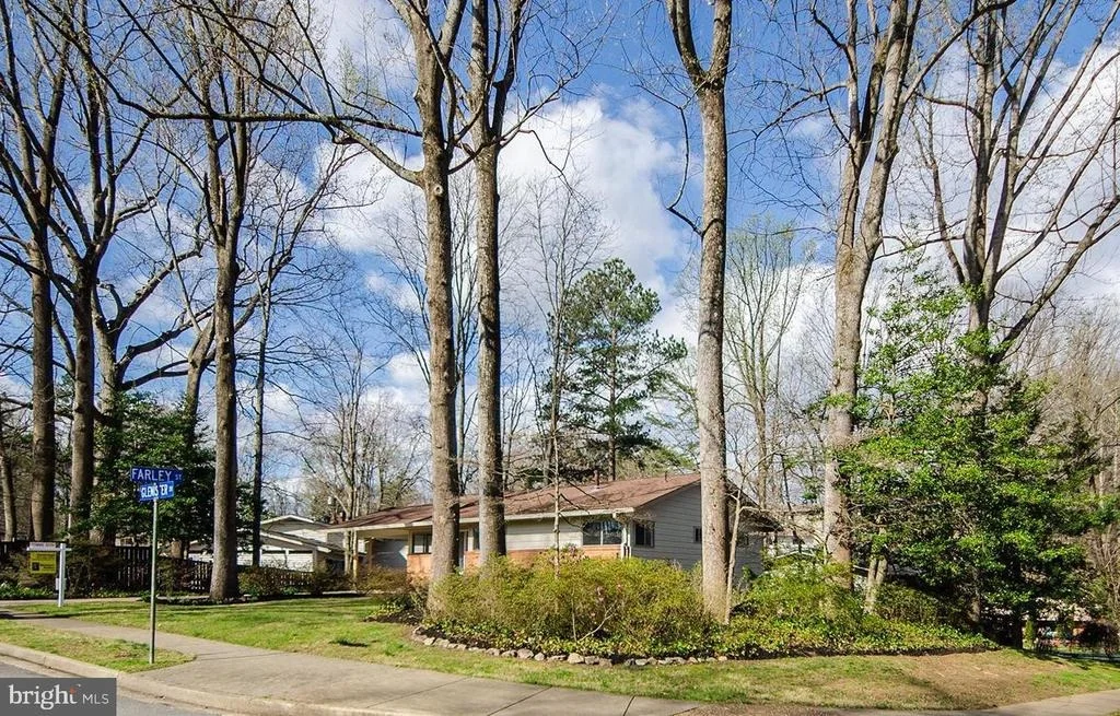 Photo of 7860 GLENISTER DRIVE