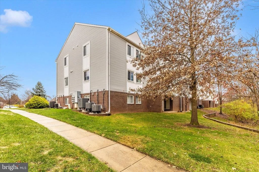 Photo of Unit 2C at 2149 WAINWRIGHT COURT