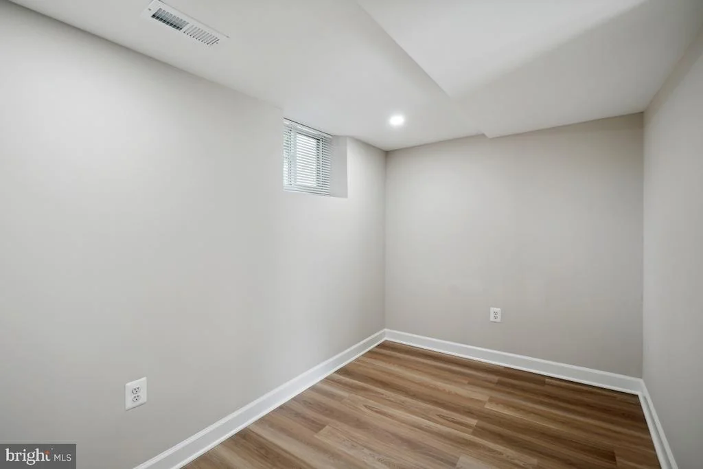 Photo of 409 UNIVERSITY BOULEVARD W