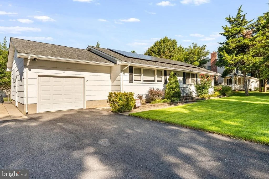 Photo of 38 PINEHURST DRIVE