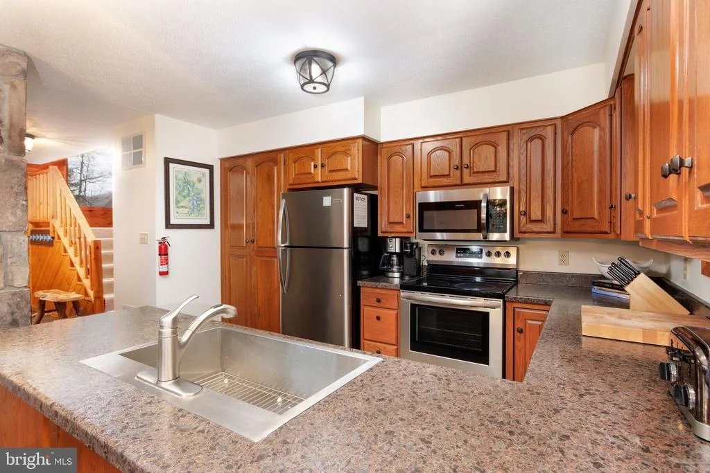 Photo of 925 PINE TREE POINT ROAD