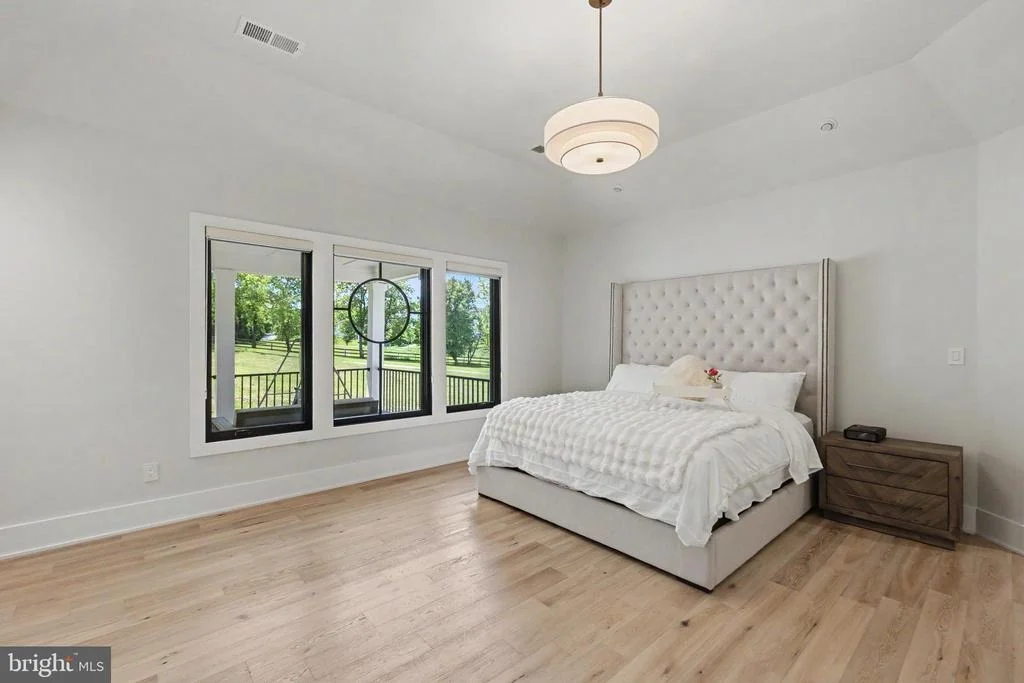 Photo of 952 WALKER ROAD