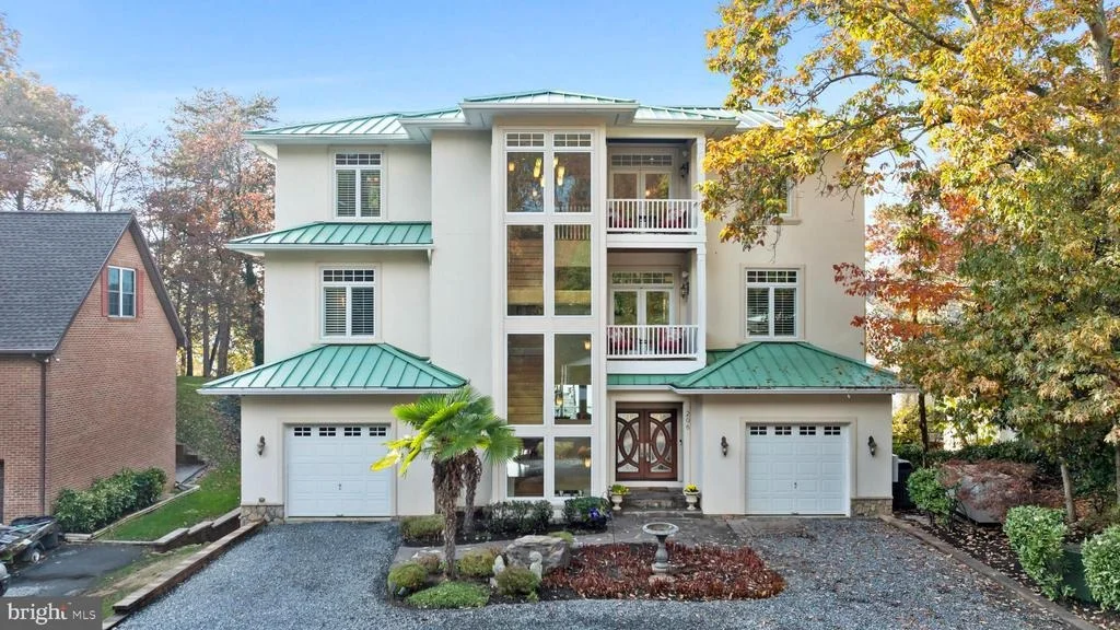 Photo of 206 HARBOR DRIVE