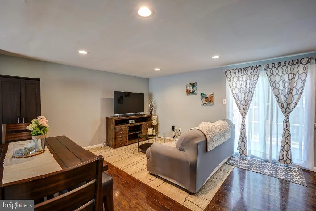 Photo of 8 TARFSIDE COURT