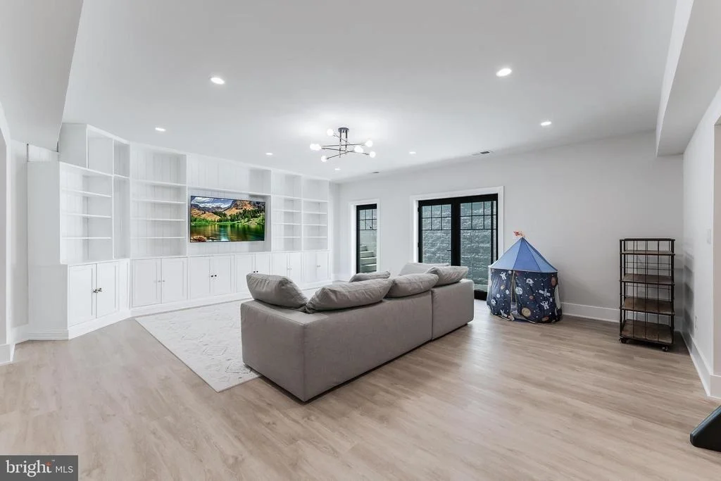 Photo of 952 WALKER ROAD