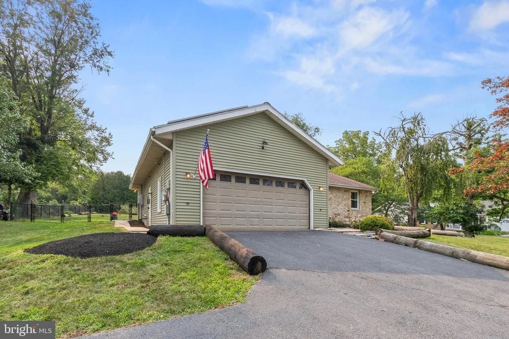 Photo of 223 PINEVIEW DRIVE