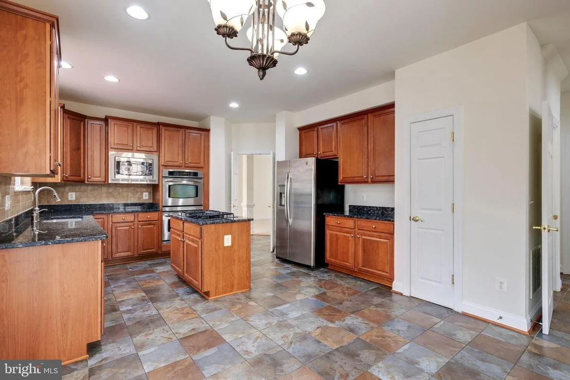 Photo of 19237 POTOMAC CREST DRIVE
