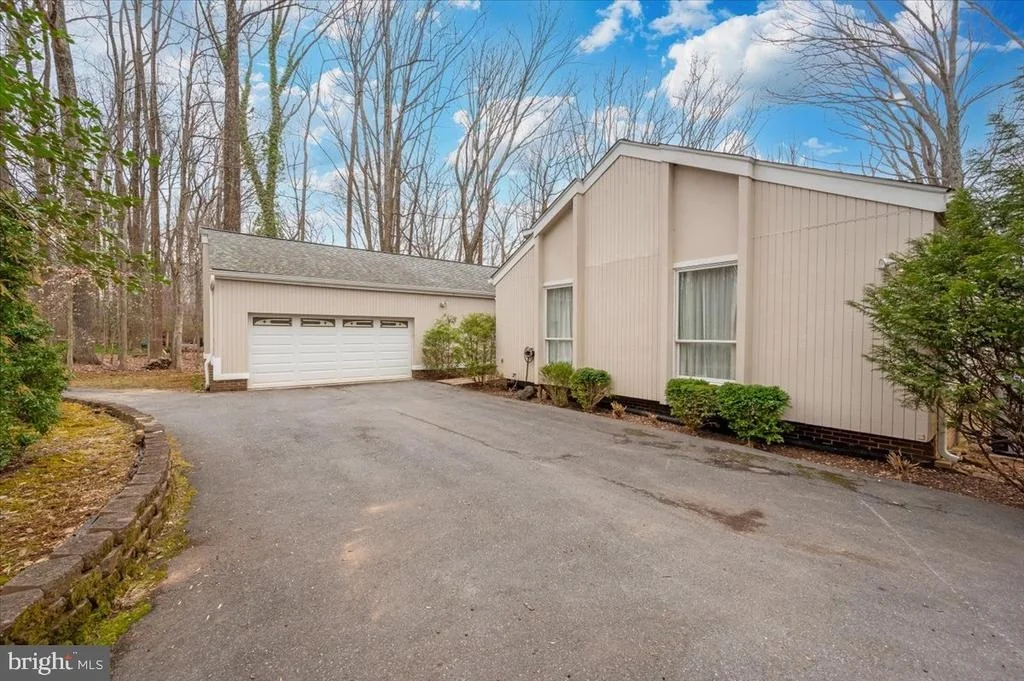 Photo of 10101 LLOYD ROAD