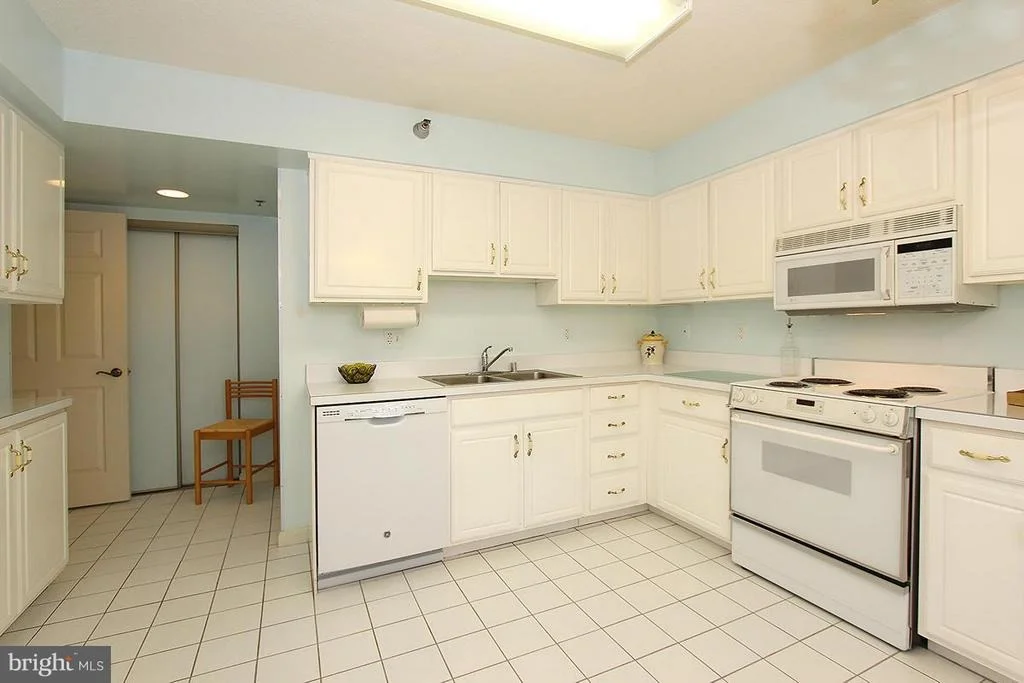 Photo of Unit 304 at 14800 PENNFIELD CIRCLE