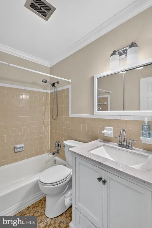 Photo of 5624 QUEENSBERRY AVENUE