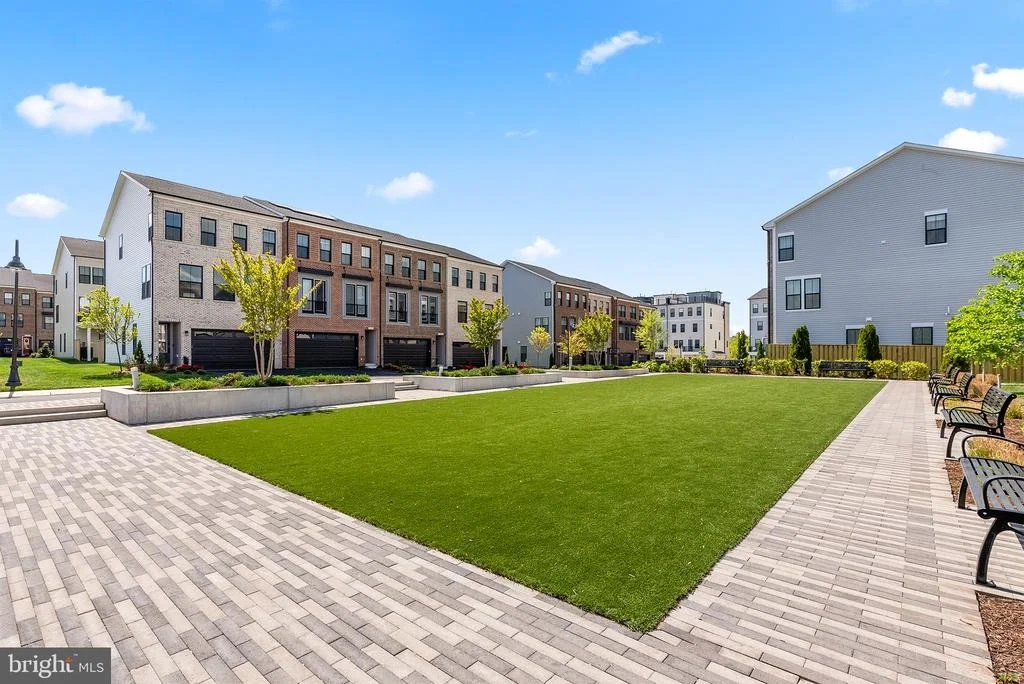 Photo of 43305 FARRINGDON SQUARE
