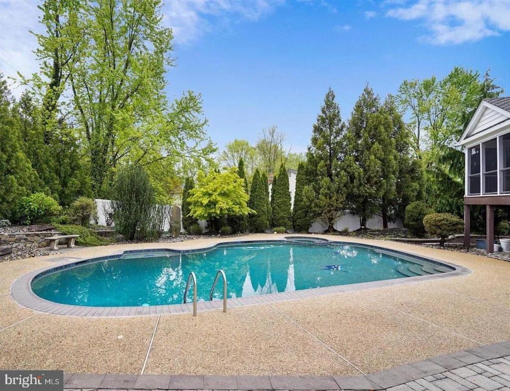 Photo of 6 CRESTVIEW COURT