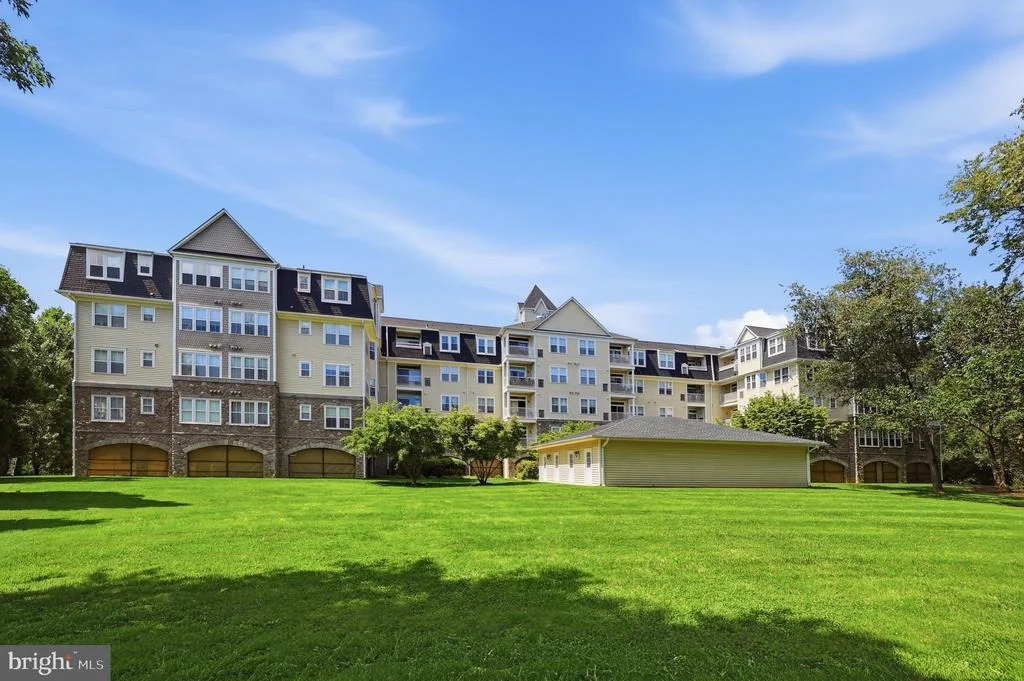 Photo of Unit 304 at 2500 WATERSIDE DRIVE