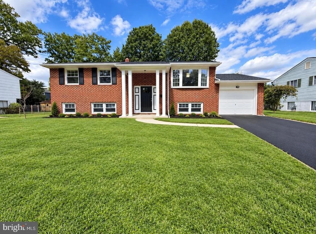 Photo of 806 SUNSET DRIVE
