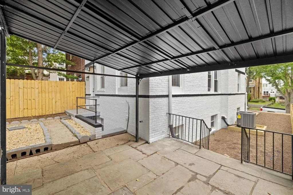 Photo of 536 ONEIDA PLACE NW