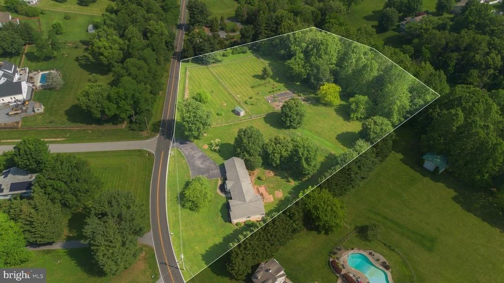 Photo of 8613 HOLLOW ROAD