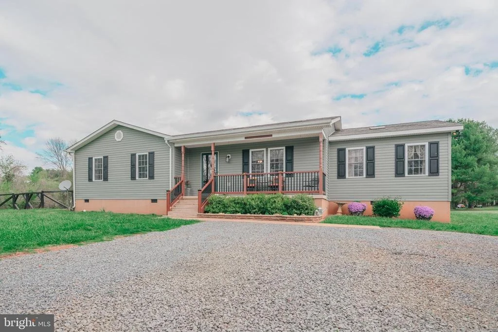 Photo of 15221 WOODCREST DRIVE