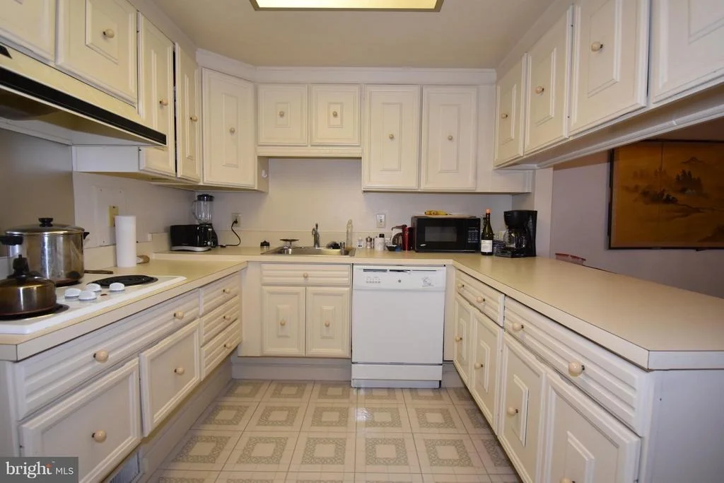 Photo of Unit 682D at 3330 GLENEAGLES DRIVE