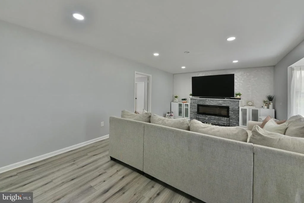 Photo of 8 WINDOVER LANE