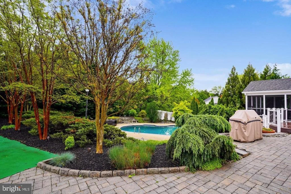 Photo of 6 CRESTVIEW COURT