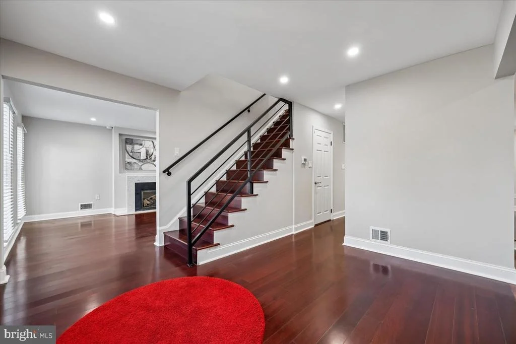Photo of 6 CRESTVIEW COURT