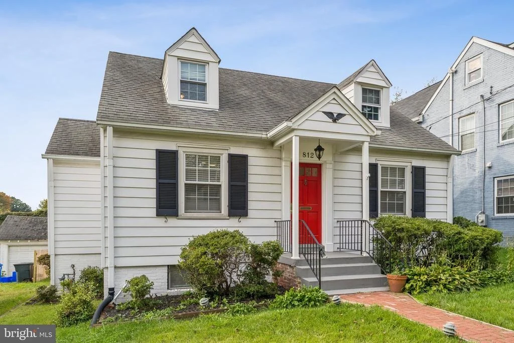 Photo of 812 FOREST GLEN ROAD