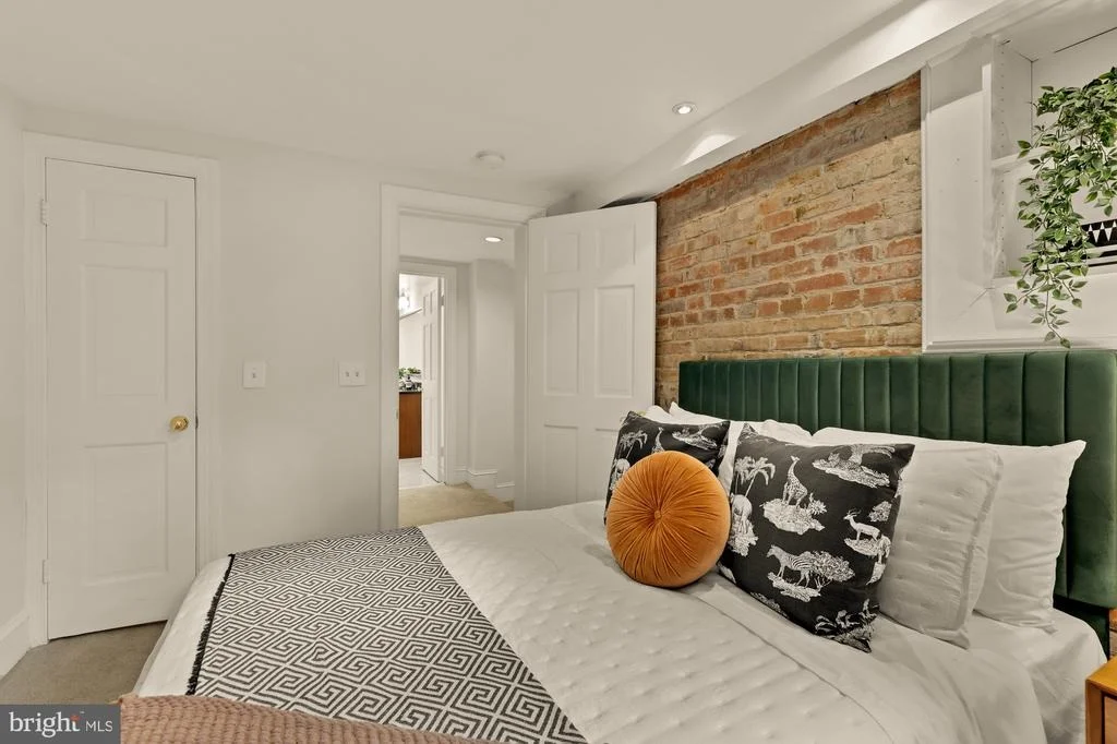 Photo of Unit 2 at 6 LOGAN CIRCLE NW