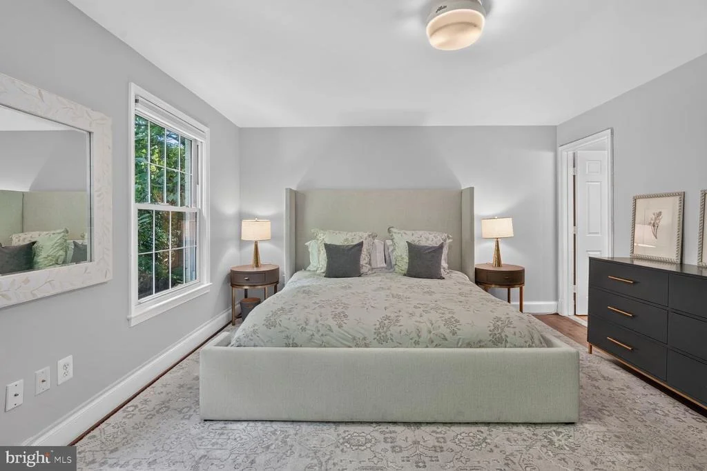 Photo of Unit D at 3271 SUTTON PLACE NW