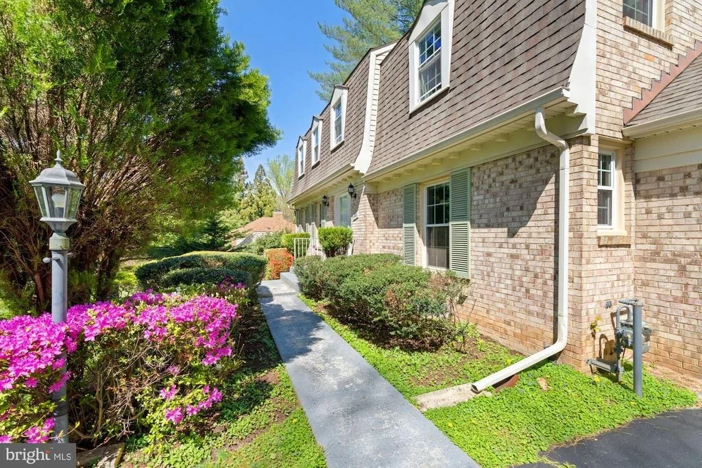Photo of 1445 LAUREL HILL ROAD