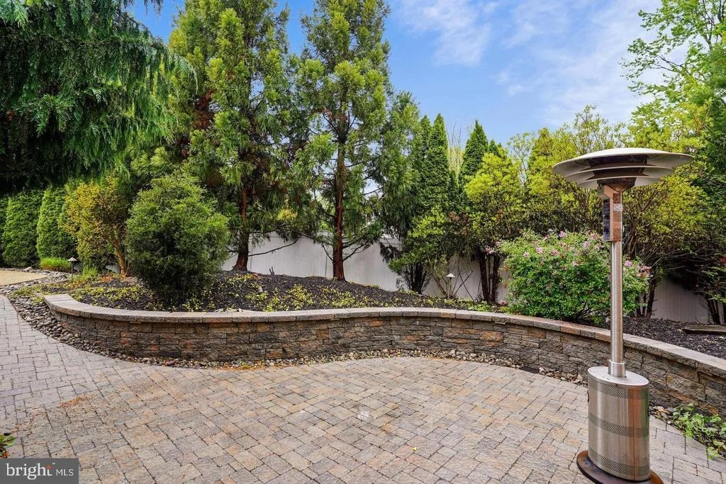 Photo of 6 CRESTVIEW COURT