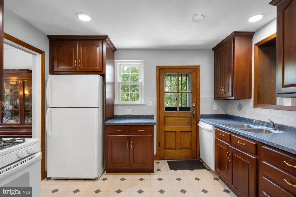 Photo of 8911 BRADFORD ROAD